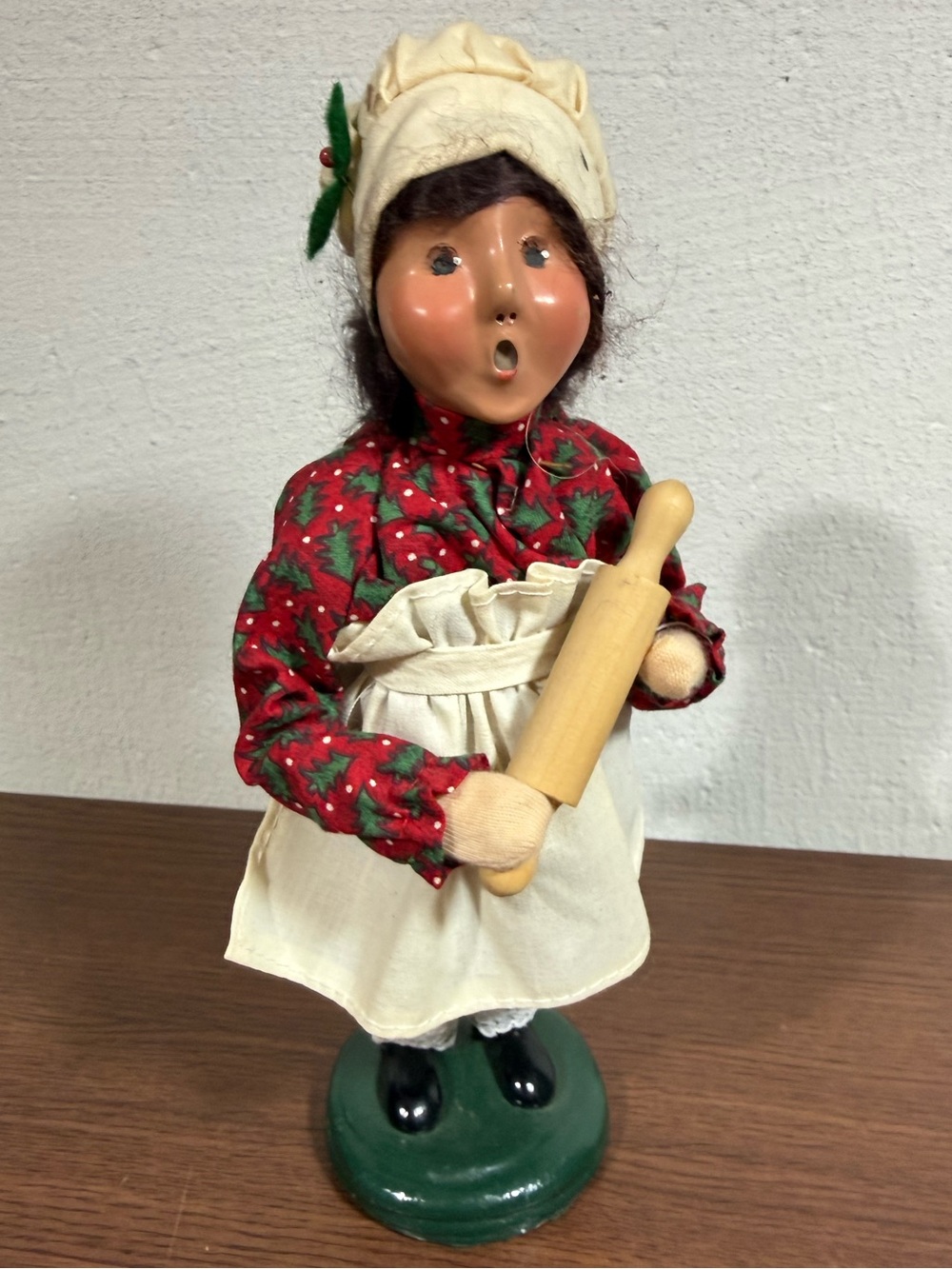 2002 Byers Choice Ltd. Carolers Doll
